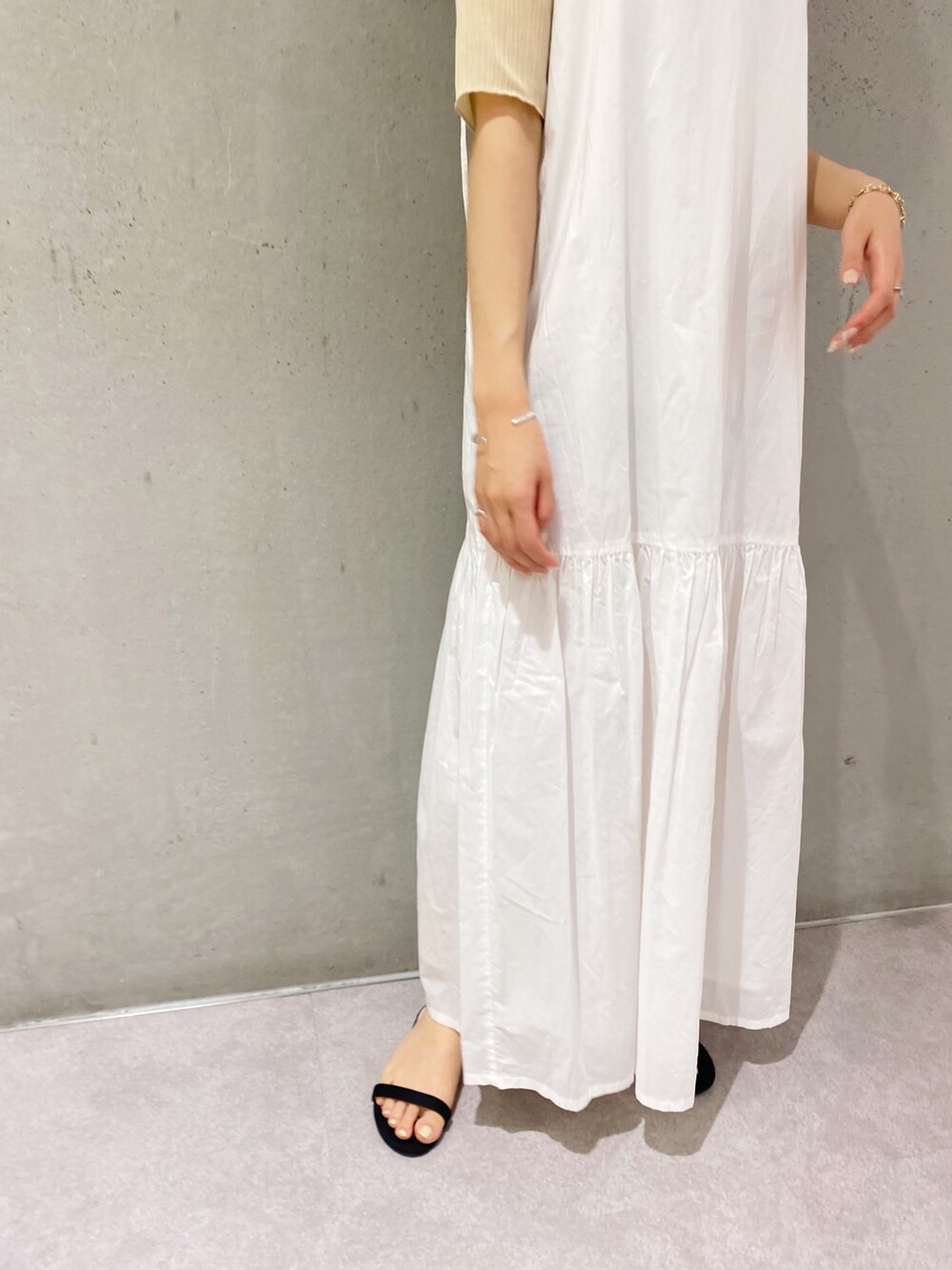 「大人カジュアル、初夏コーデ、シンプル、オトナ女子、おしゃれさんと繋がりたい、大人ガーリー、春夏コーデ、ワンピーススタイル、キャミワンピ、ワンピース、シアー、ティアード、ティアードワンピース、骨格ウェーブ、サンダル」｜「SHENERYのティアードキャミドレス（ワンピース、ホワイト系）」を使った、rionaさん（レディース・158cm）の夏コーディネートの4枚目の写真