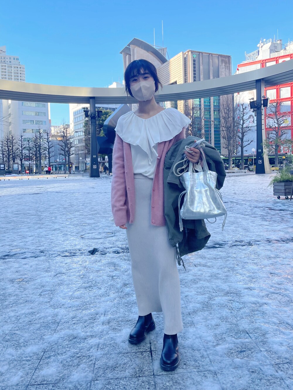「私の推しブランド、休日スタイル、カジュアルコーデ、マーメイドスカート、サイドゴアブーツ、ブラウス、襟付きトップス、フリルカラーブラウス、ニットスカート、ブーツ、モッズコート、ニットカーディガン、ラクーンニット、冬コーデ、コート」｜「Dr. Martensの【Dr.Martens /ドクターマーチン】CHELSEA BOOT/チェルシーブーツ/2976　サイドゴアブーツ（ブーツ、ブラック系）」を使った、rionaさん（レディース・158cm）の冬コーディネートの4枚目の写真
