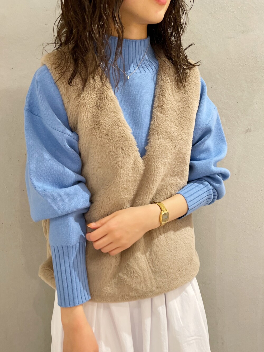 「クリスマスに着たい服、カジュアルコーデ、大人コーデ、冬、おしゃれさんと繋がりたい、オトナカジュアル、ニットコーデ、スニーカー、ハイネック、ハイネックニット、スカート、ベスト、ファー、冬コーデ」｜「CONVERSEのCONVERSE コンバース オール スター 100 カラーズ ハイ / ALL STAR 100 COLORS HI（スニーカー、ブラック系）」を使った、rionaさん（レディース・158cm）の冬コーディネートの2枚目の写真