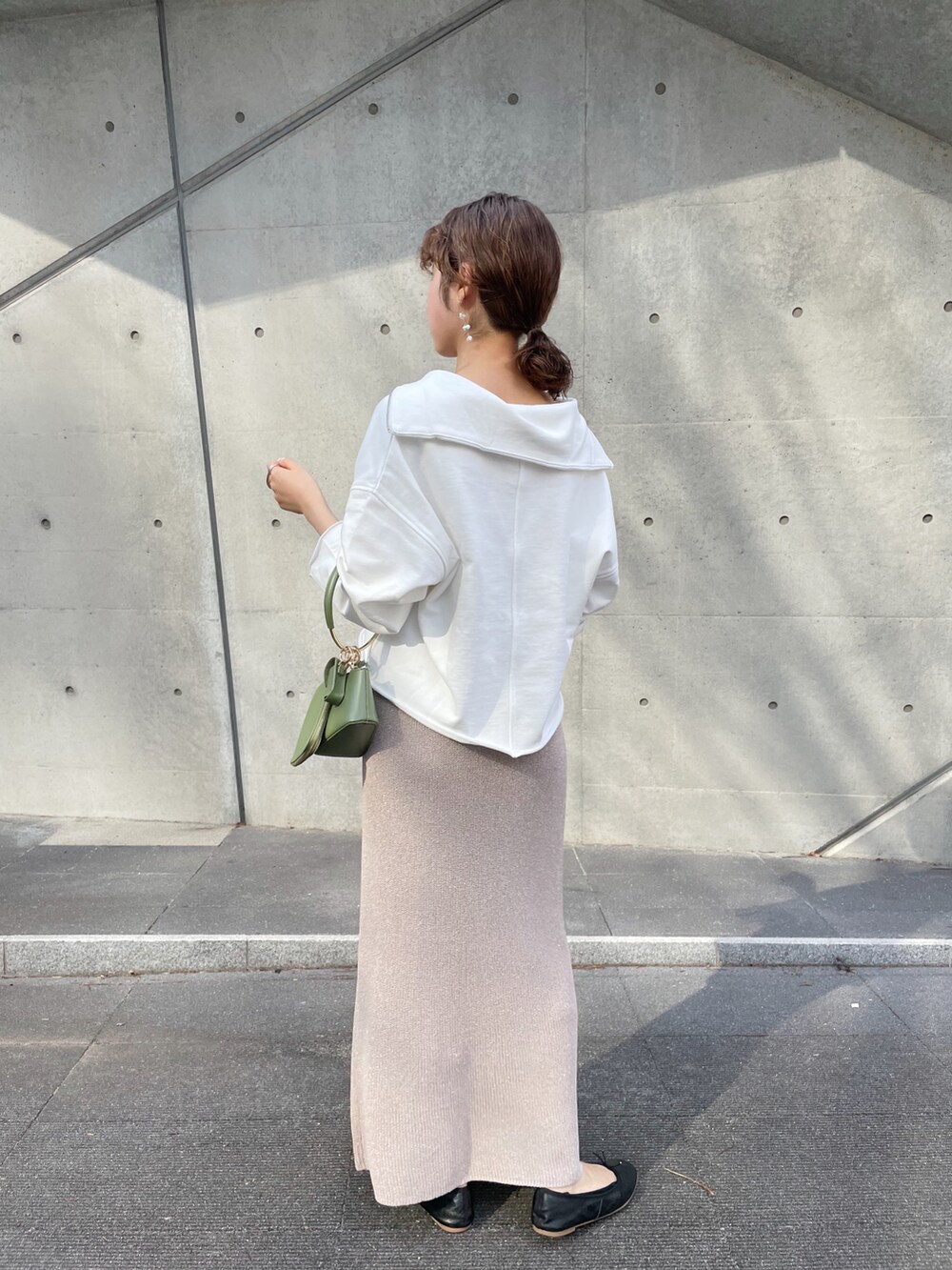 グレー系のスカート、ブラック系のバレエシューズ、ホワイト系のスウェットを着用したレディースの春コーディネートの5枚目の写真