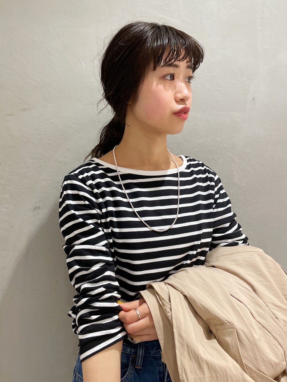 「シンプルコーデ、春、オトナカジュアル、お洒落さんとつながりたい、カジュアル、パンツスタイル、トレンチコート、春アウター、春コーデ、ボーダー、バレエシューズ、デニム、デニムパンツ、ネックレス」｜「SHENERYのCOWバレエシューズ（バレエシューズ、ブラック系）」を使った、rionaさん（レディース・158cm）の冬コーディネートの3枚目の写真
