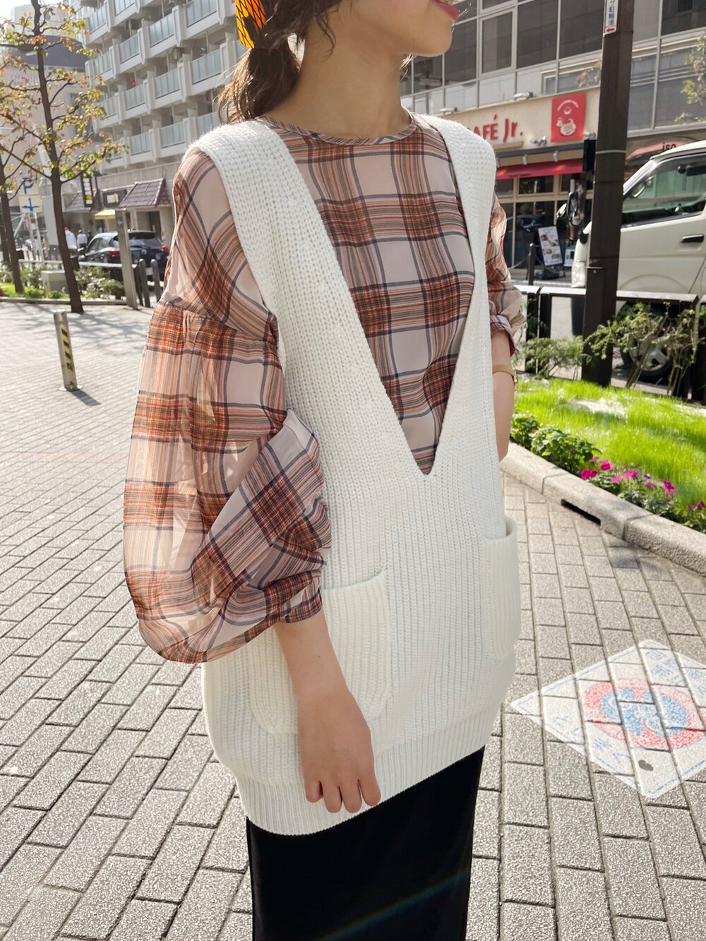 「秋冬コーデ、オトナ女子、ニットコーデ、オトナカジュアル、大人コーデ、スカート、ショートブーツ、秋コーデ、ブラウンコーデ、ニット、ベスト、チェック、チェックシャツ、タイトスカート、レイヤードスタイル」｜「SHENERYのギャザーパフスリーブシアーチェックチュニック（シャツ/ブラウス、オレンジ系）」を使った、rionaさん（レディース・158cm）の秋コーディネートの3枚目の写真