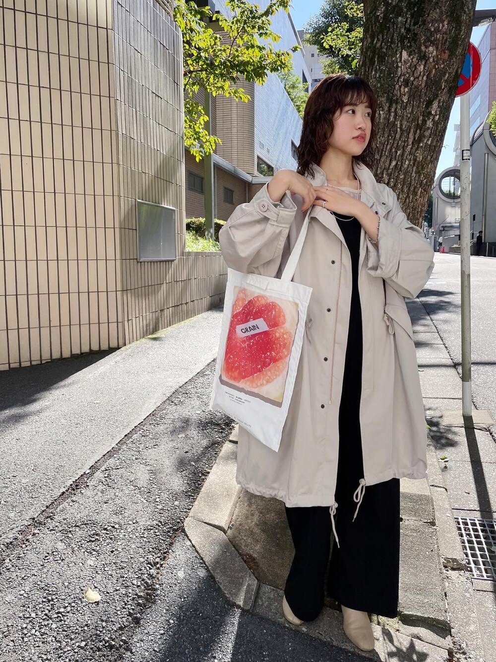 「秋服、オトナ女子、秋冬、ブーツスタイル、休日スタイル、冬のコーデ、骨格ウェーブ、きれいめカジュアル、トートバッグ、ゆったりコーデ、ブラウス、サロペット、モッズコート、秋コーデ、冬コーデ」｜「SHENERYのC/Tツイルモッズコート（モッズコート、グレー系）」を使った、rionaさん（レディース・158cm）の秋コーディネートの3枚目の写真