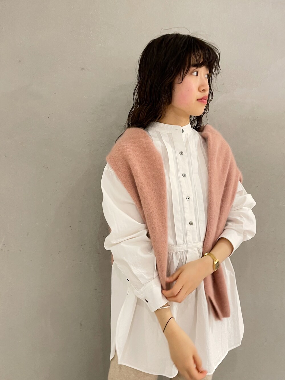 ブラウン系のブーツ、ベージュ系のその他パンツ、ホワイト系のシャツ/ブラウスを着用したレディースの冬コーディネートの2枚目の写真