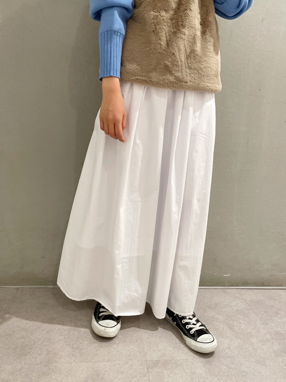 「クリスマスに着たい服、カジュアルコーデ、大人コーデ、冬、おしゃれさんと繋がりたい、オトナカジュアル、ニットコーデ、スニーカー、ハイネック、ハイネックニット、スカート、ベスト、ファー、冬コーデ」｜「CONVERSEのCONVERSE コンバース オール スター 100 カラーズ ハイ / ALL STAR 100 COLORS HI（スニーカー、ブラック系）」を使った、rionaさん（レディース・158cm）の冬コーディネートの4枚目の写真