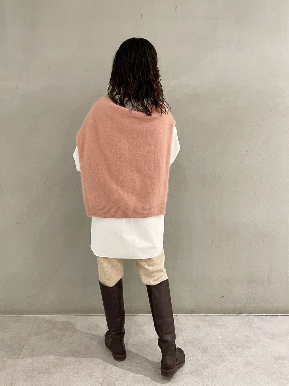 ブラウン系のブーツ、ベージュ系のその他パンツ、ホワイト系のシャツ/ブラウスを着用したレディースの冬コーディネートの4枚目の写真