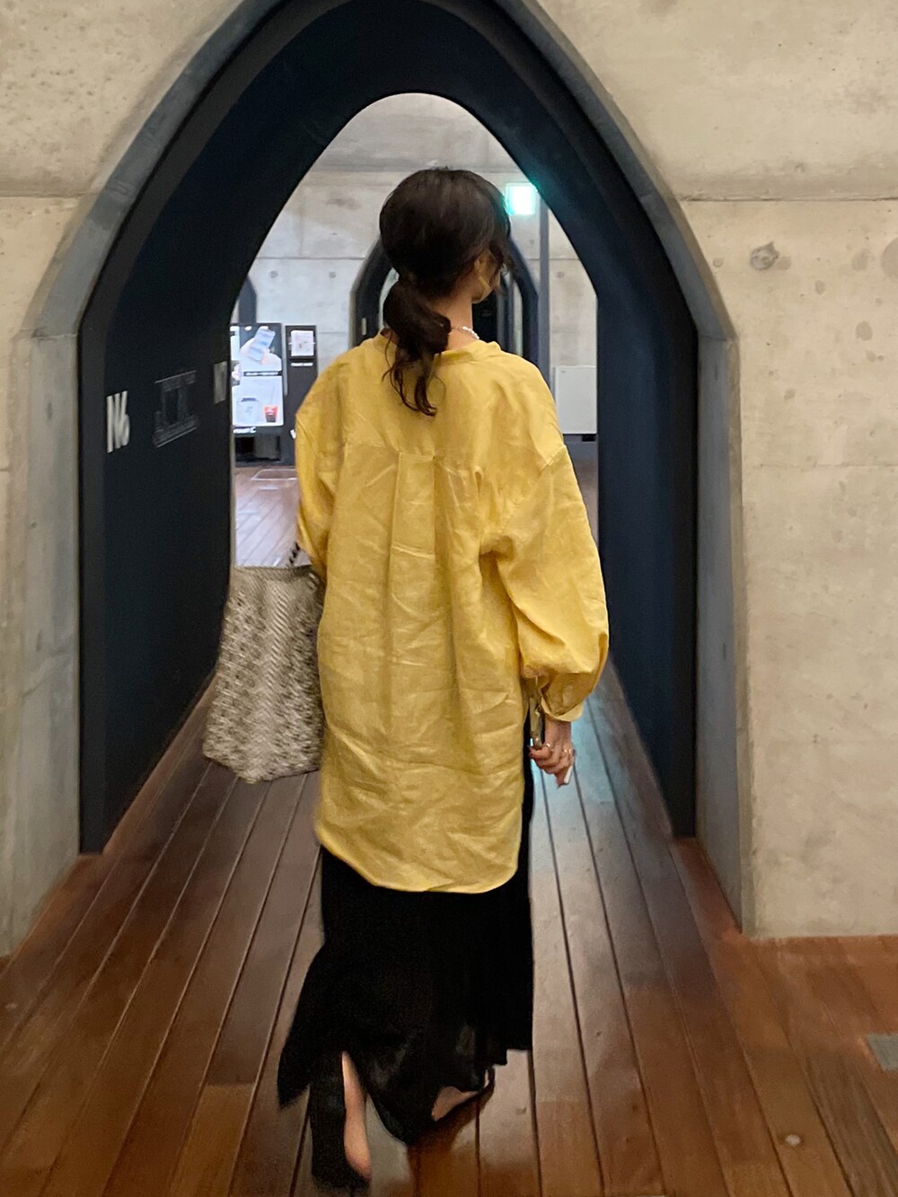 イエロー系のシャツ/ブラウス、ブラック系のスカート、ブラック系のサンダルを着用したレディースの夏コーディネートの5枚目の写真