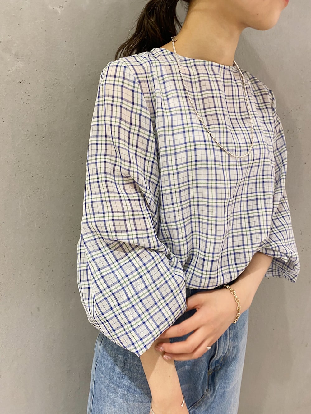 「春服、シンプル、春カラー、春夏コーデ、大人女子、カラーコーデ、スカート、休日スタイル、シアー、シアーシャツ、デニムスカート、フレアスカート、サンダル、骨格ウェーブ」｜「SHENERYのシアーチェックブラウス（シャツ/ブラウス、ブルー系）」を使った、rionaさん（レディース・158cm）の春コーディネートの3枚目の写真