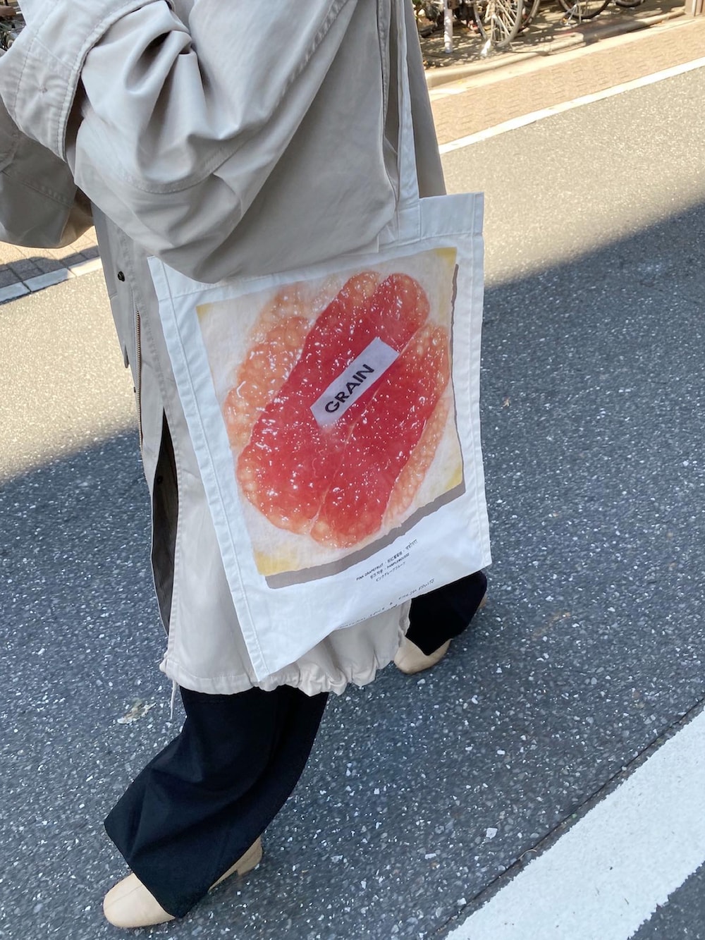 「秋服、オトナ女子、秋冬、ブーツスタイル、休日スタイル、冬のコーデ、骨格ウェーブ、きれいめカジュアル、トートバッグ、ゆったりコーデ、ブラウス、サロペット、モッズコート、秋コーデ、冬コーデ」｜「SHENERYのC/Tツイルモッズコート（モッズコート、グレー系）」を使った、rionaさん（レディース・158cm）の秋コーディネートの5枚目の写真
