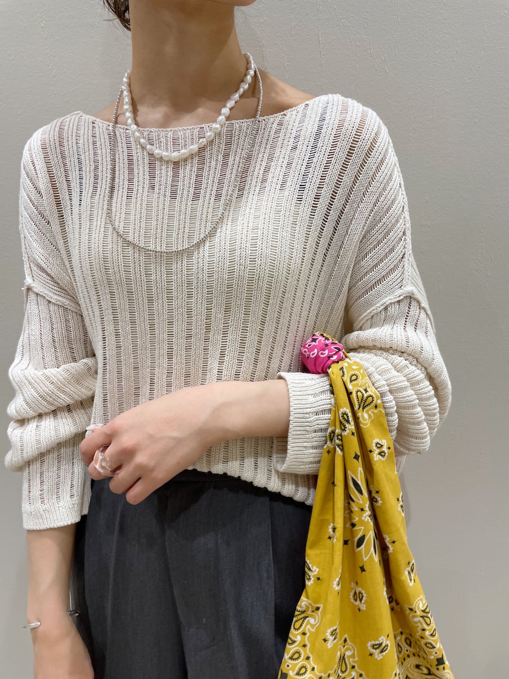 「春コーデ、カジュアルコーデ、シンプルスタイル、オトナ女子、春、パンツコーデ、ラクチンコーデ、きれいめカジュアル、骨格ウェーブ、バレエシューズ、シアートップス、春夏コーデ、ニット、ハーフパンツ」｜「SHENERYのバレエシューズ（バレエシューズ、ブラック系）」を使った、rionaさん（レディース・158cm）の春コーディネートの2枚目の写真