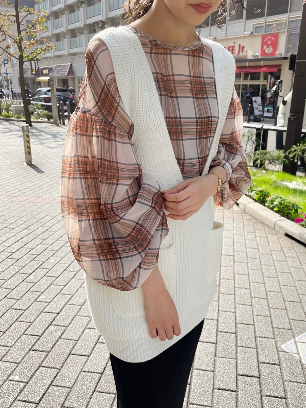 「秋冬コーデ、オトナ女子、ニットコーデ、オトナカジュアル、大人コーデ、スカート、ショートブーツ、秋コーデ、ブラウンコーデ、ニット、ベスト、チェック、チェックシャツ、タイトスカート、レイヤードスタイル」｜「SHENERYのギャザーパフスリーブシアーチェックチュニック（シャツ/ブラウス、オレンジ系）」を使った、rionaさん（レディース・158cm）の秋コーディネートの4枚目の写真