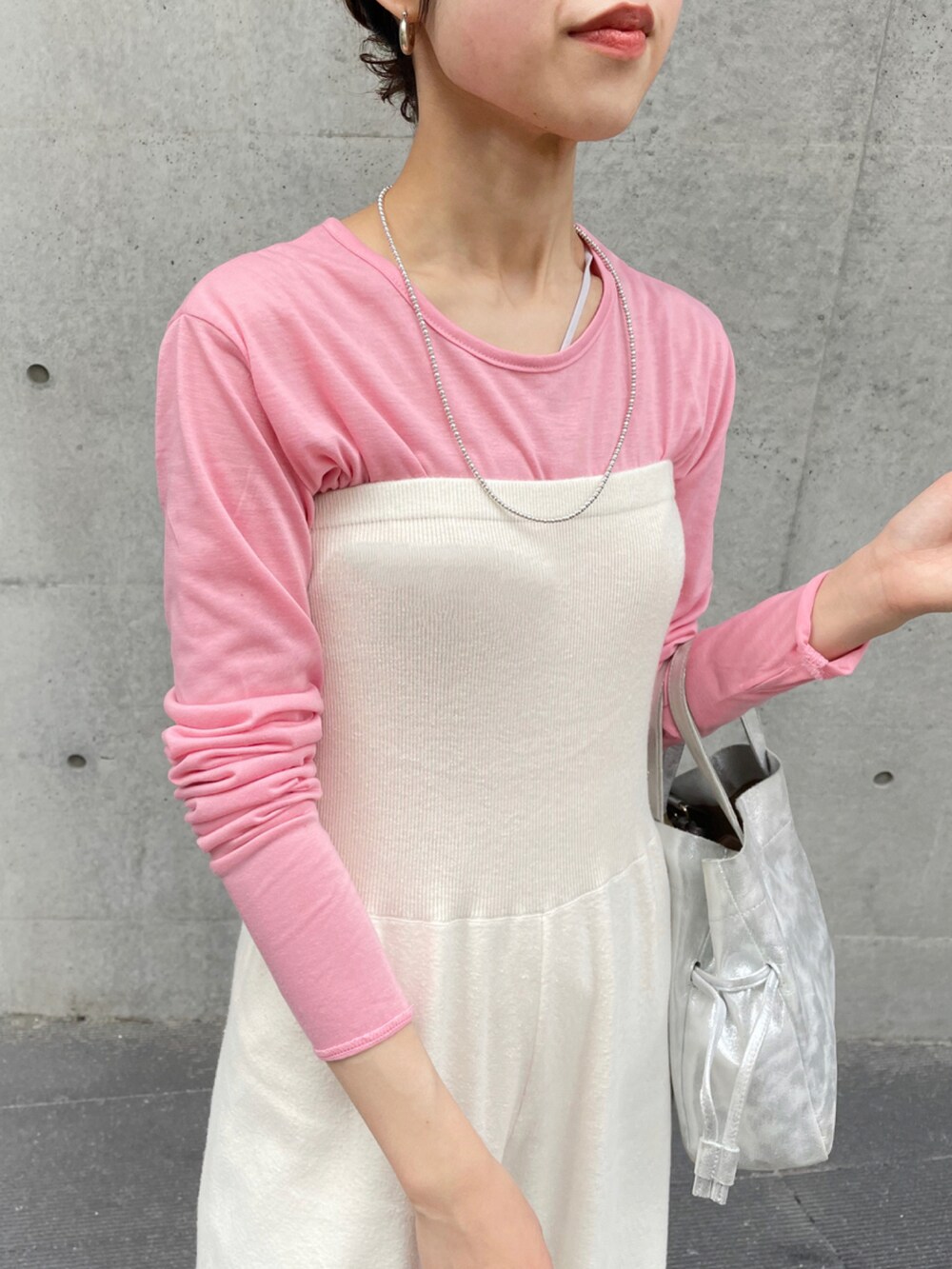 シルバー系のショルダーバッグ、ホワイト系のその他パンツ、ブラック系のサンダルを着用したレディースの春コーディネートの3枚目の写真