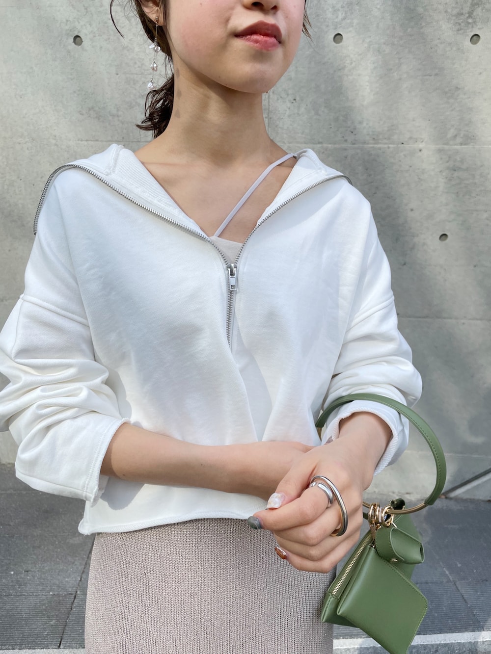 グレー系のスカート、ブラック系のバレエシューズ、ホワイト系のスウェットを着用したレディースの春コーディネートの3枚目の写真