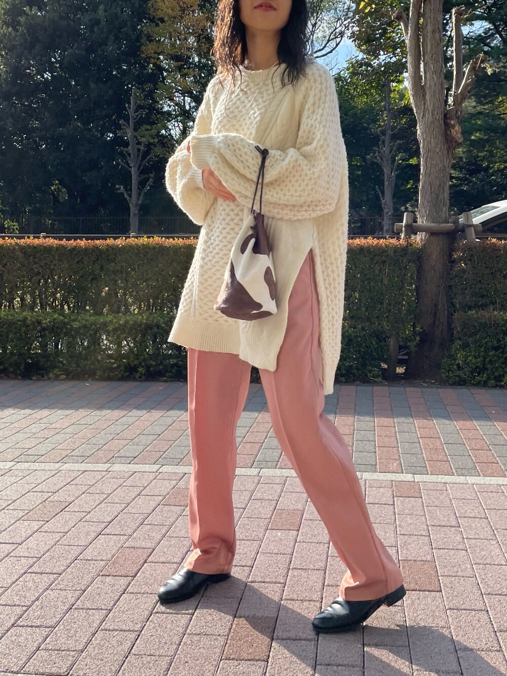 「秋冬コーデ、シンプル、オトナ女子、秋コーデ、ラクチンコーデ、ニット/セーター、ミニバッグ、ゆるニット、ローファー、ケーブルニット、サテンパンツ、巾着バッグ、ピンク」｜「SHENERYのハラコ巾着バッグ（トートバッグ、ブラウン系）」を使った、rionaさん（レディース・158cm）の秋コーディネートの2枚目の写真