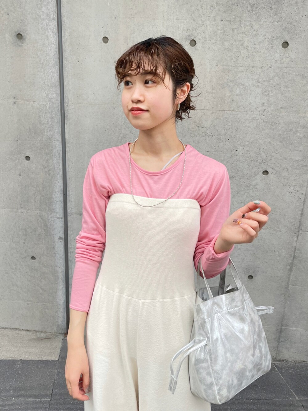 シルバー系のショルダーバッグ、ホワイト系のその他パンツ、ブラック系のサンダルを着用したレディースの春コーディネートの2枚目の写真