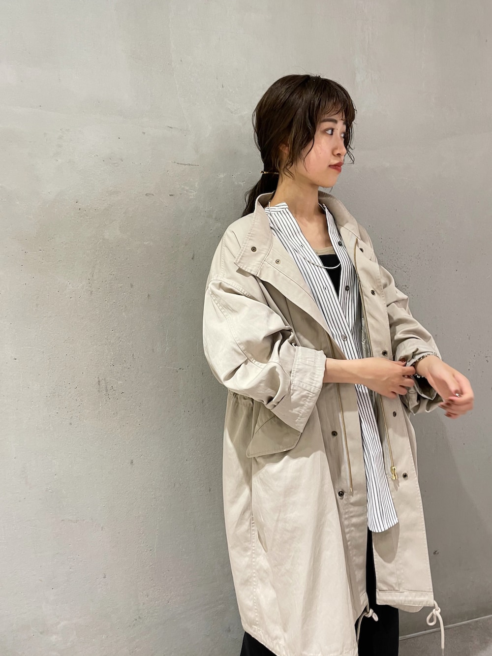 「オトナ女子、休日スタイル、カジュアルコーデ、秋先取りコーデ、秋コーデ、着回しコーデ、スカートコーデ、きれいめ、ストライプ、ストライプシャツ、モッズコート、キャミワンピ、ワンピース、バレエシューズ、骨格ウェーブ」｜「SHENERYの総針ニットタイトマキシキャミワンピース（ワンピース、ブラック系）」を使った、rionaさん（レディース・158cm）の夏コーディネートの3枚目の写真
