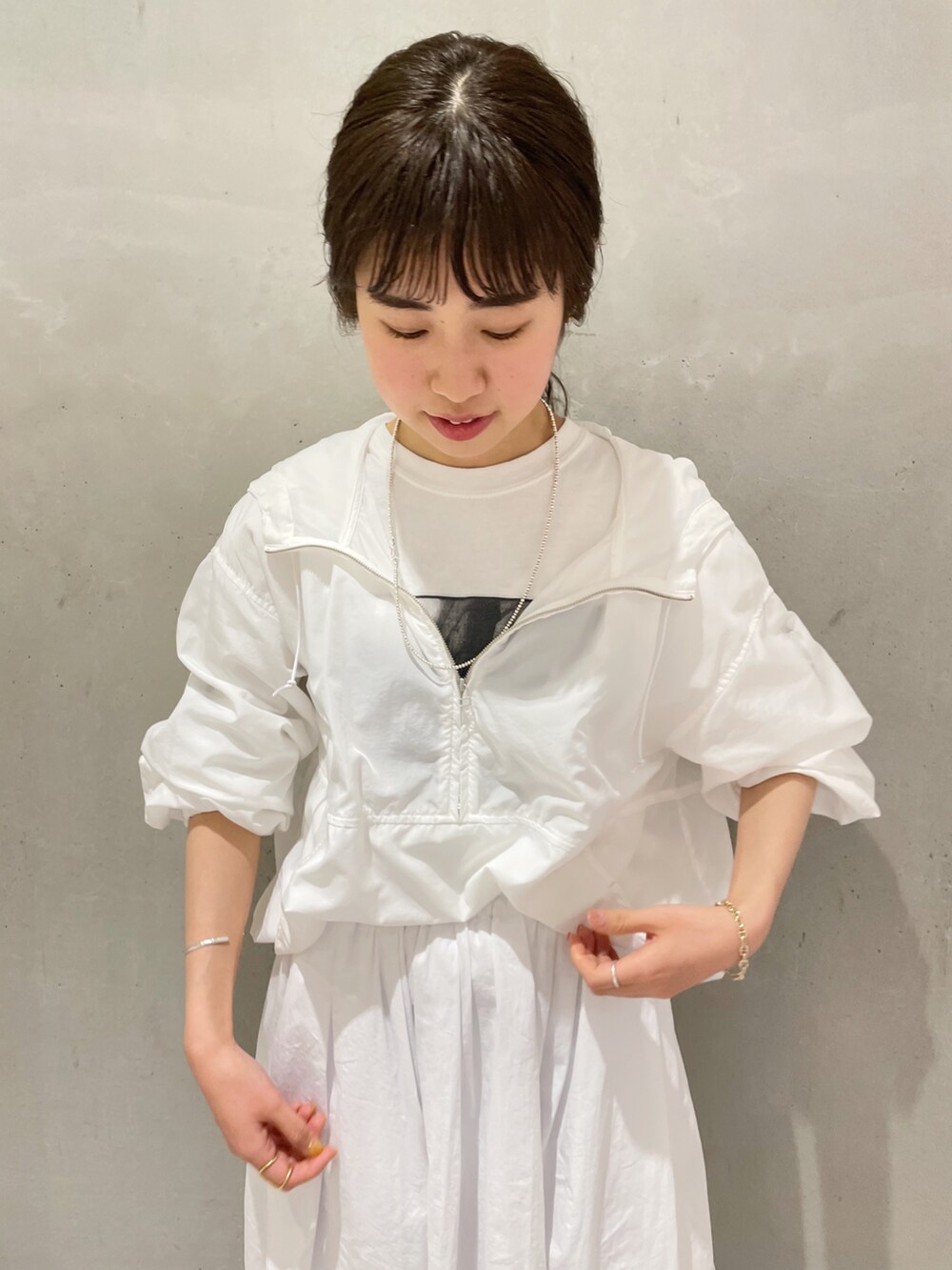 「オトナカジュアル、カジュアル、春、はるコーデ、ロングスカート、大人コーデ、おしゃれさんと繋がりたい、今日のコーデ、ワントーンコーデ、アノラックパーカー、スカート、サンダル、ロゴT、骨格ウェーブ、春コーデ」｜「SHENERYのタックギャザーロングスカート（スカート、ホワイト系）」を使った、rionaさん（レディース・158cm）の春コーディネートの3枚目の写真