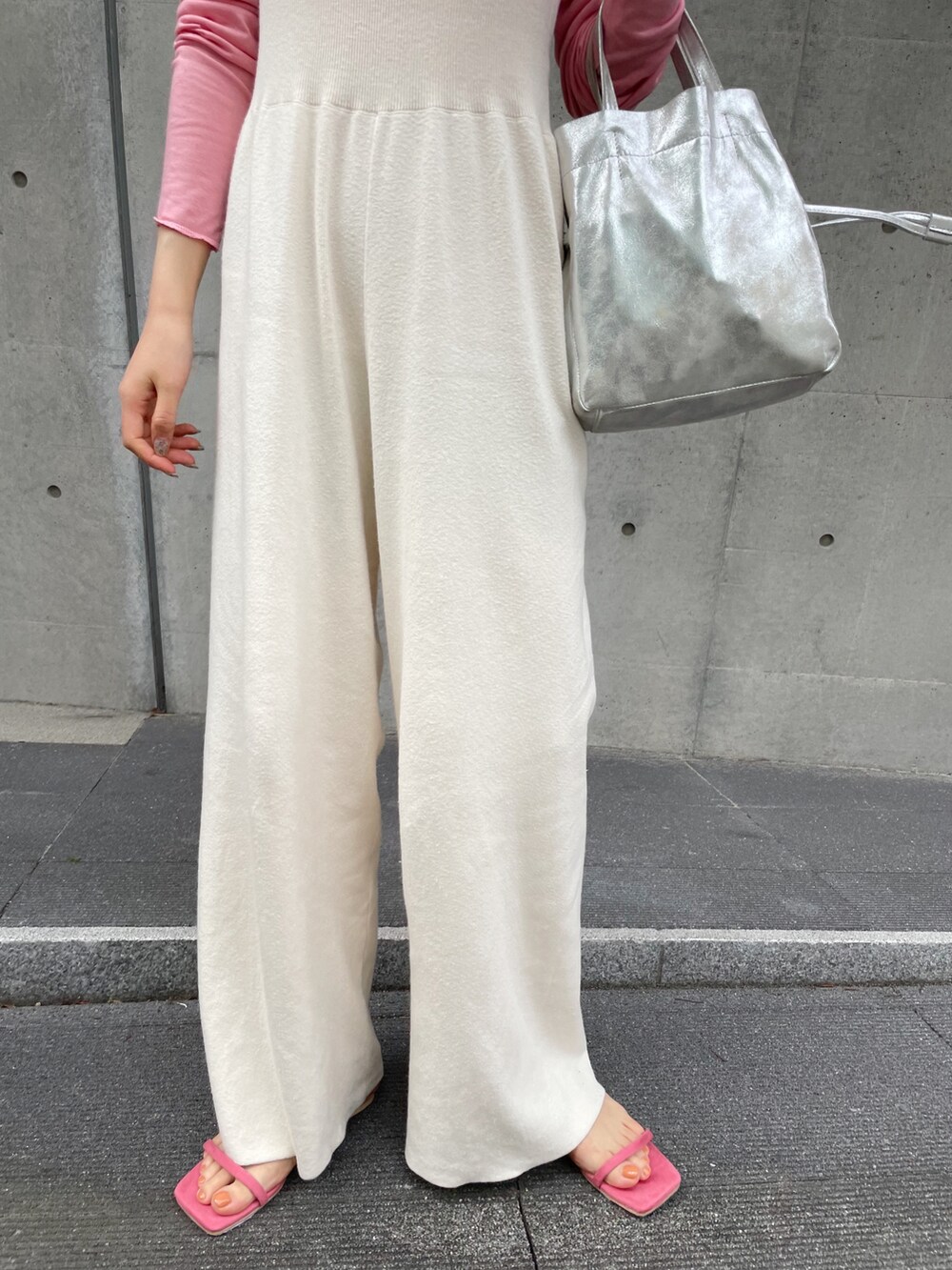 シルバー系のショルダーバッグ、ホワイト系のその他パンツ、ブラック系のサンダルを着用したレディースの春コーディネートの4枚目の写真