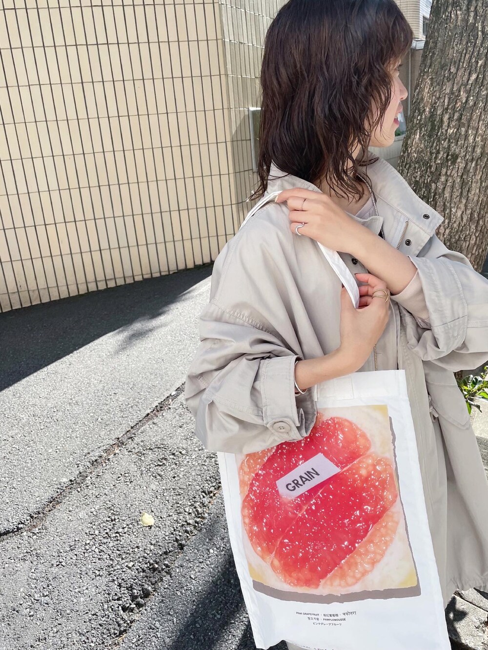 「秋服、オトナ女子、秋冬、ブーツスタイル、休日スタイル、冬のコーデ、骨格ウェーブ、きれいめカジュアル、トートバッグ、ゆったりコーデ、ブラウス、サロペット、モッズコート、秋コーデ、冬コーデ」｜「SHENERYのC/Tツイルモッズコート（モッズコート、グレー系）」を使った、rionaさん（レディース・158cm）の秋コーディネートの4枚目の写真