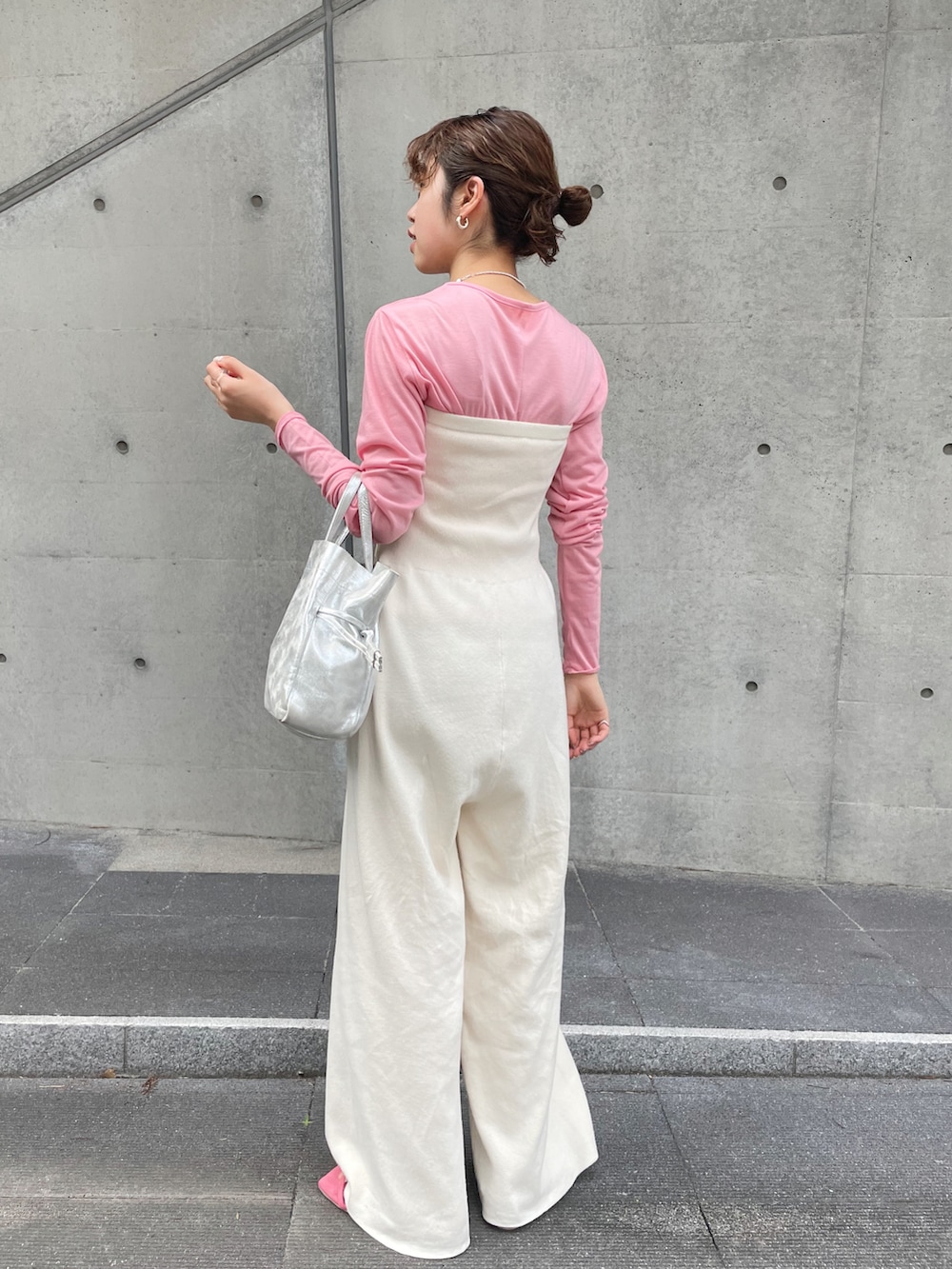 シルバー系のショルダーバッグ、ホワイト系のその他パンツ、ブラック系のサンダルを着用したレディースの春コーディネートの5枚目の写真