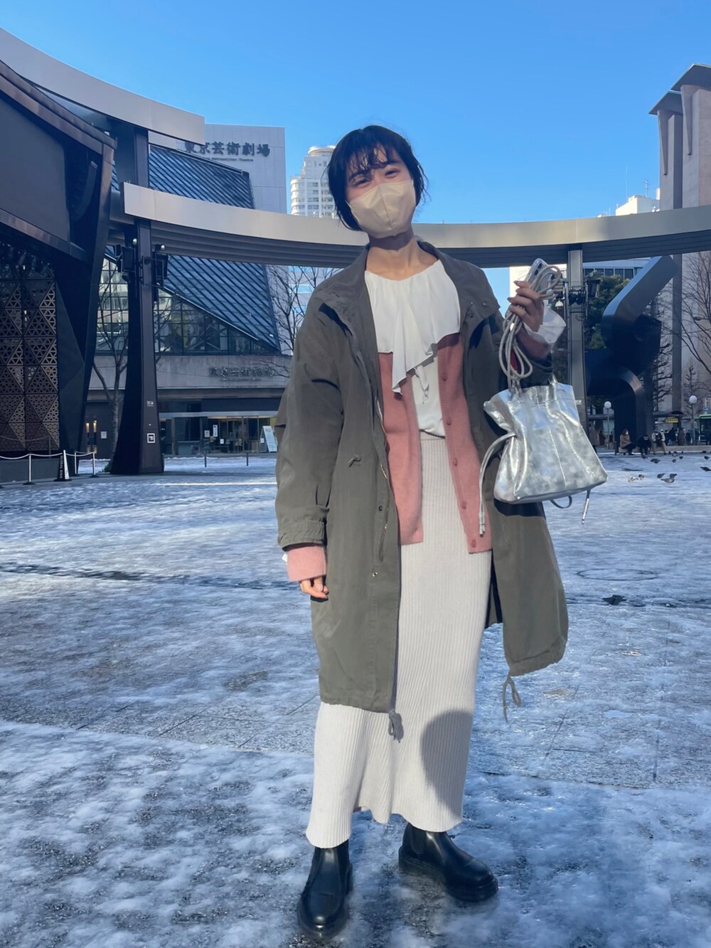 「私の推しブランド、休日スタイル、カジュアルコーデ、マーメイドスカート、サイドゴアブーツ、ブラウス、襟付きトップス、フリルカラーブラウス、ニットスカート、ブーツ、モッズコート、ニットカーディガン、ラクーンニット、冬コーデ、コート」｜「Dr. Martensの【Dr.Martens /ドクターマーチン】CHELSEA BOOT/チェルシーブーツ/2976　サイドゴアブーツ（ブーツ、ブラック系）」を使った、rionaさん（レディース・158cm）の冬コーディネートの2枚目の写真