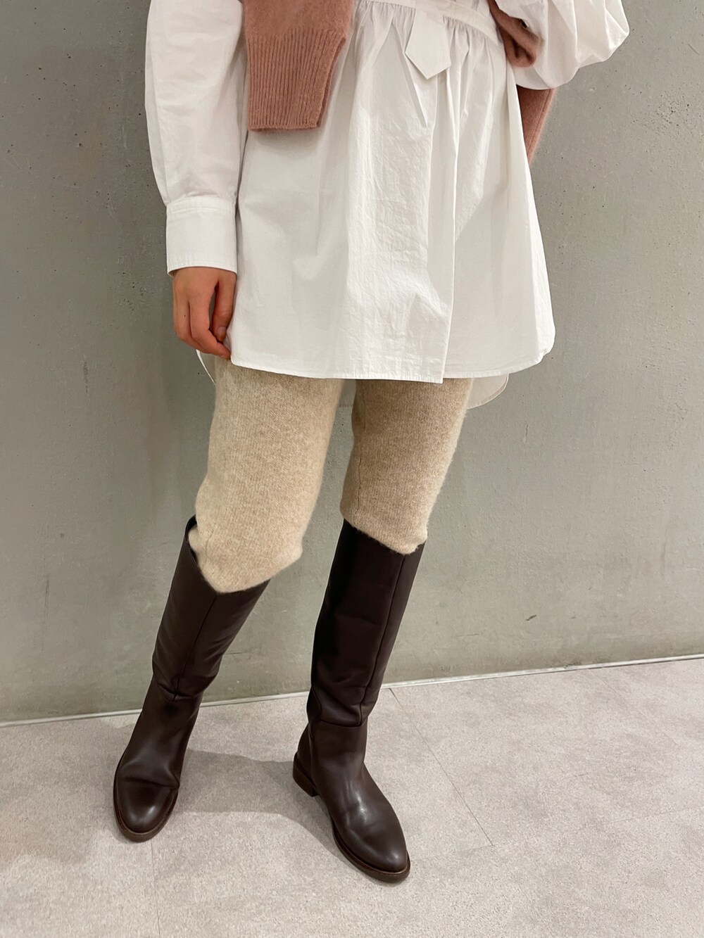 ブラウン系のブーツ、ベージュ系のその他パンツ、ホワイト系のシャツ/ブラウスを着用したレディースの冬コーディネートの5枚目の写真