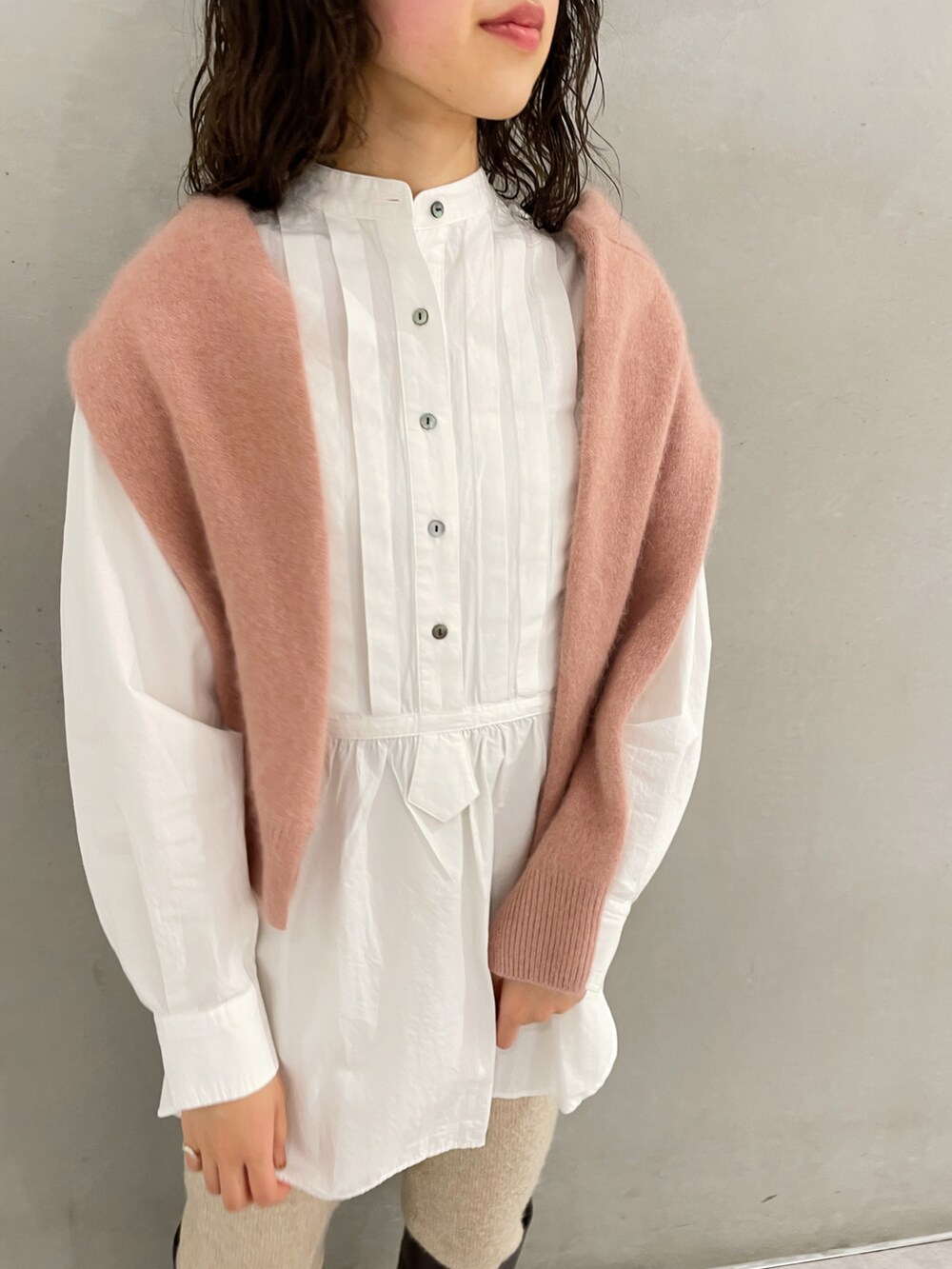 ブラウン系のブーツ、ベージュ系のその他パンツ、ホワイト系のシャツ/ブラウスを着用したレディースの冬コーディネートの3枚目の写真