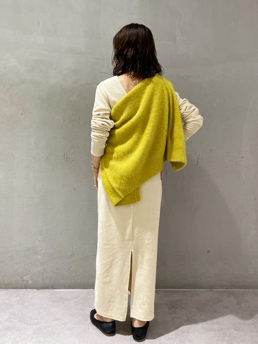 ブラック系のバレエシューズ、イエロー系のカーディガン/ボレロ、シルバー系のネックレスを着用したレディースの秋コーディネートの5枚目の写真