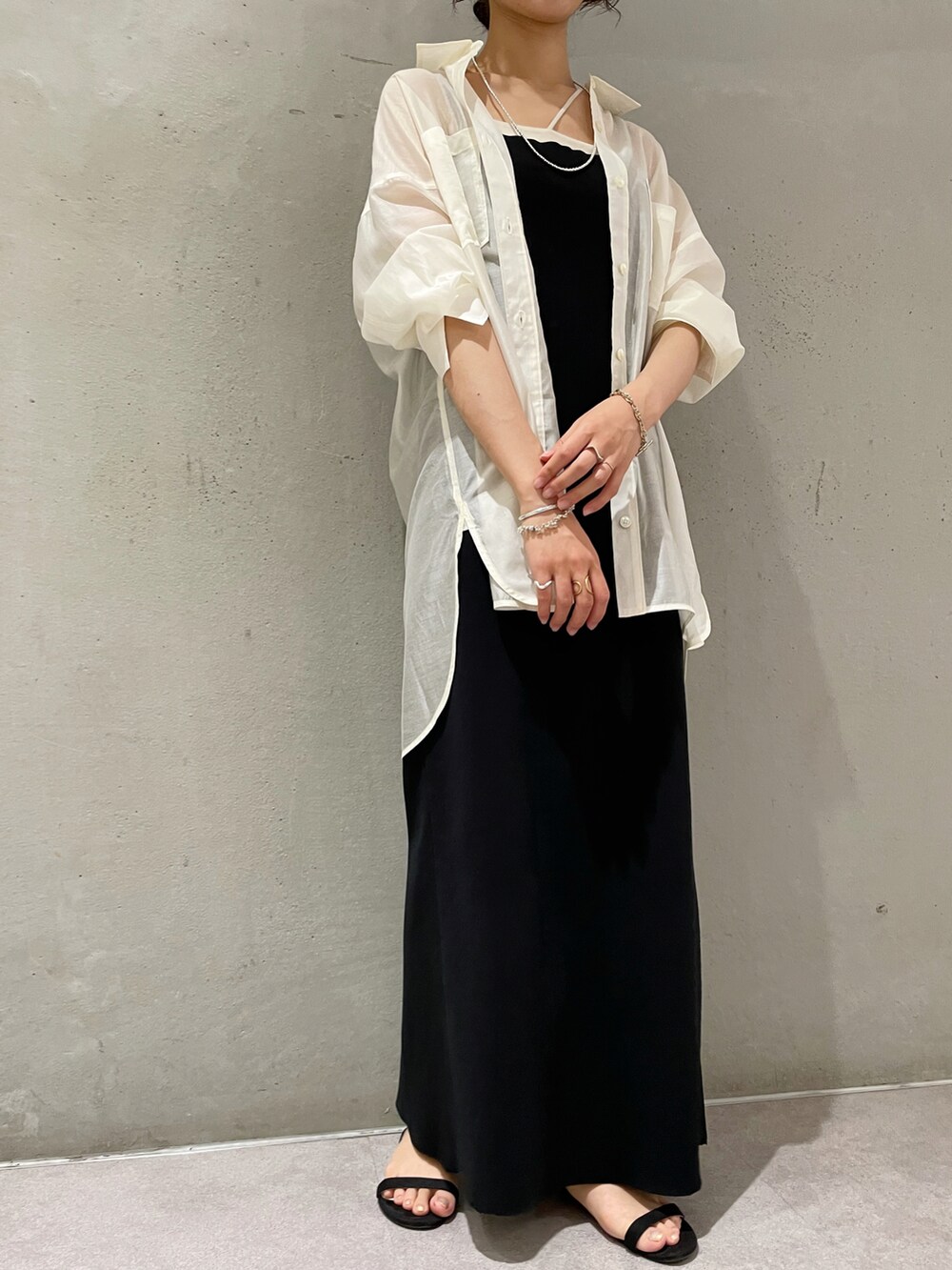 ホワイト系のシャツ/ブラウス、ブラック系のワンピース、ブラック系のサンダルを着用したレディースの夏コーディネートの4枚目の写真