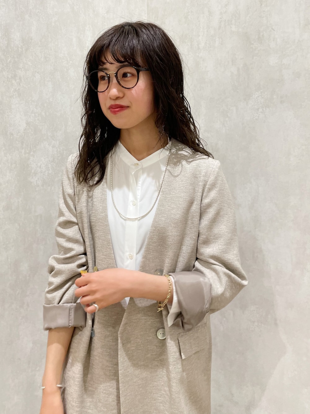 「休日スタイル、春先取り、ゆるコーデ、春コーデ、大人コーデ、おしゃれさんと繋がりたい、ジャケット、ジャケットスタイル、シャツワンピ、ワンピース、スニーカーコーデ、コンバース、大人カジュアル」｜「SHENERYのバックオープンシャツワンピース（ワンピース、ホワイト系）」を使った、rionaさん（レディース・158cm）の冬コーディネートの4枚目の写真