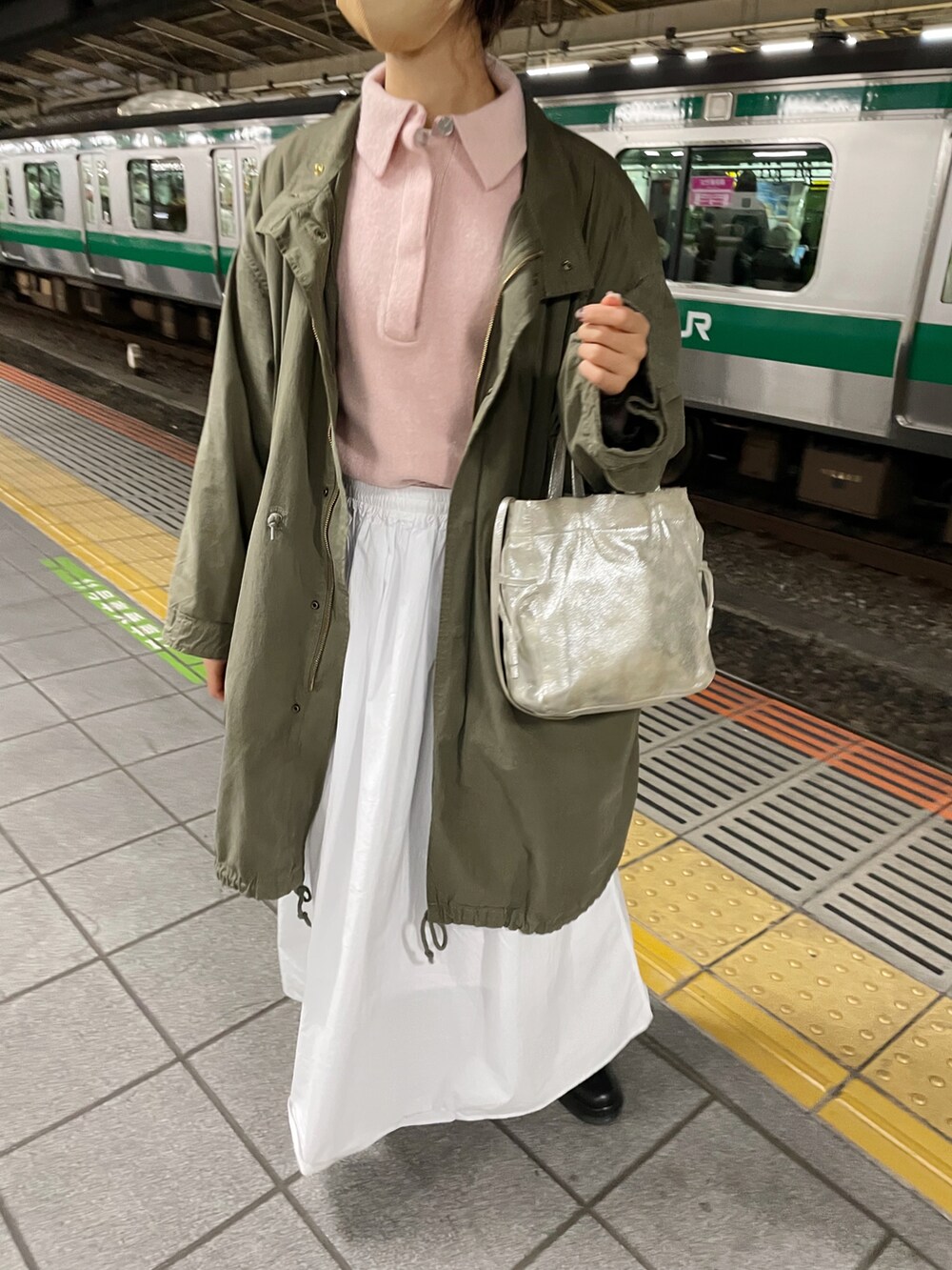「カジュアル、オトナ女子、オトナカジュアル、大人女子、あったかコーデ、スカートコーデ、ブーツ、春コーデ、ロングスカート、ピンク、フレアスカート、モッズコート、サイドゴアブーツ、襟付きトップス、めがね」｜「SHENERYのレザー巾着ショルダーバッグ（トートバッグ、シルバー系）」を使った、rionaさん（レディース・158cm）の冬コーディネートの2枚目の写真