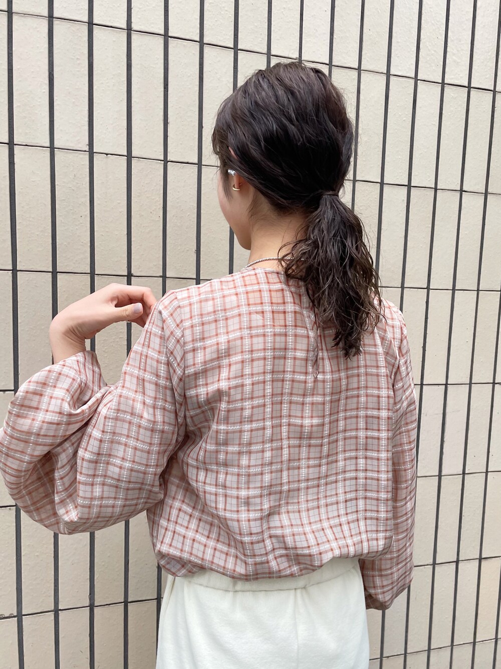 ブラック系のサンダル、オレンジ系のシャツ/ブラウス、ホワイト系のスカートを着用したレディースの春コーディネートの4枚目の写真