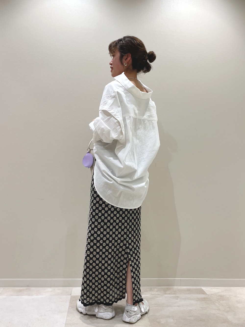 「ラクチンコーデ、オトナカジュアル、シンプル、休日コーデ、オトナカワイイ、キレイめ、春夏コーデ、ワッシャースカート、スカート、シャツスタイル、シャツ、骨格ウェーブ、タイトスカート、スニーカーコーデ、春コーデ」｜「NIKEのナイキ エア リフト ブリーズ ウィメンズシューズ / スニーカーサンダル (22-29cm) / NIKE AIR RIFT BREATHE（サンダル、ホワイト系）」を使った、rionaさん（レディース・158cm）の春コーディネートの5枚目の写真