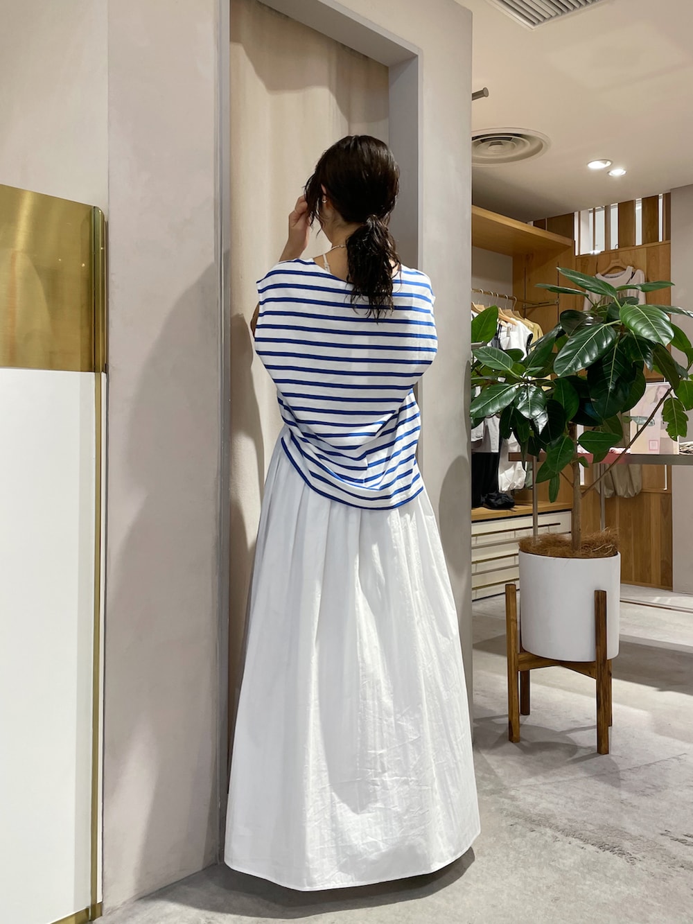 ホワイト系のスカート、ブラック系のサンダル、ブルー系のTシャツ/カットソーを着用したレディースの夏コーディネートの5枚目の写真