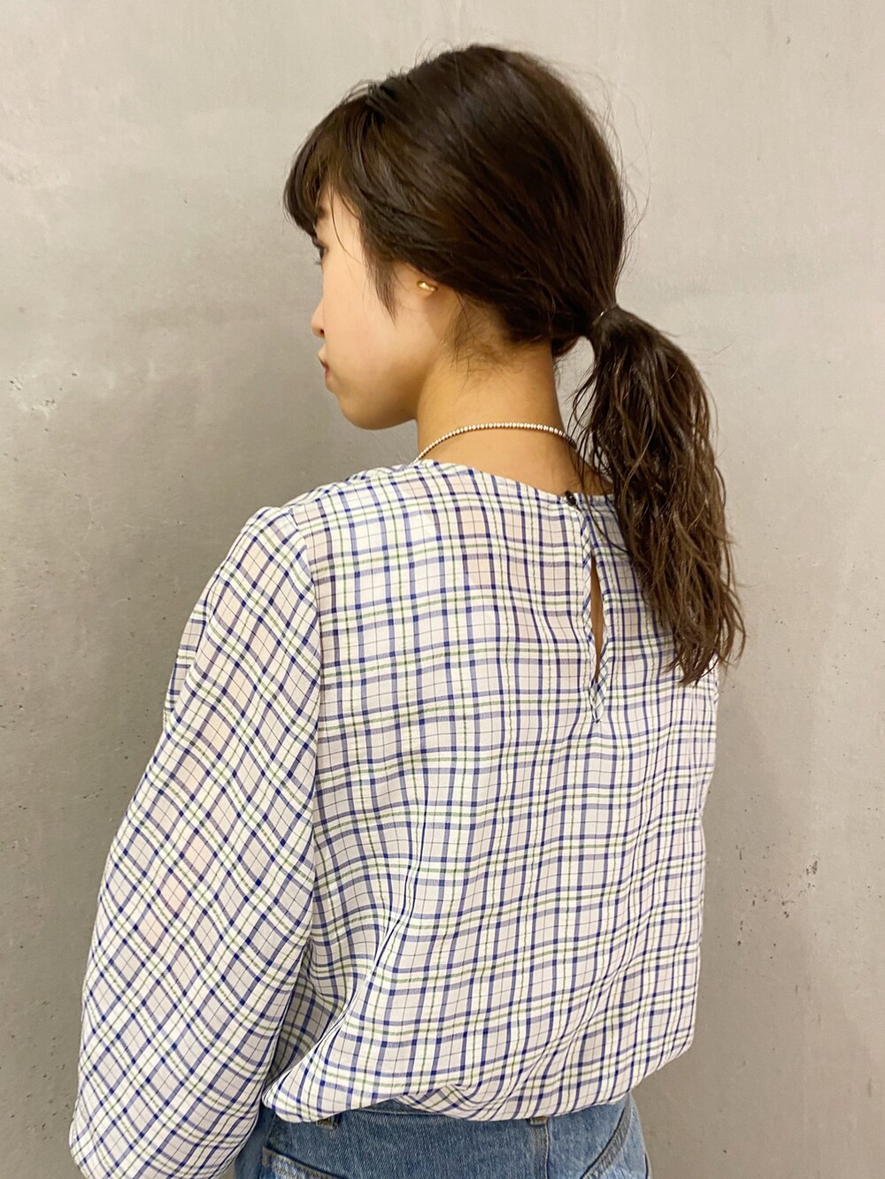 「春服、シンプル、春カラー、春夏コーデ、大人女子、カラーコーデ、スカート、休日スタイル、シアー、シアーシャツ、デニムスカート、フレアスカート、サンダル、骨格ウェーブ」｜「SHENERYのシアーチェックブラウス（シャツ/ブラウス、ブルー系）」を使った、rionaさん（レディース・158cm）の春コーディネートの4枚目の写真