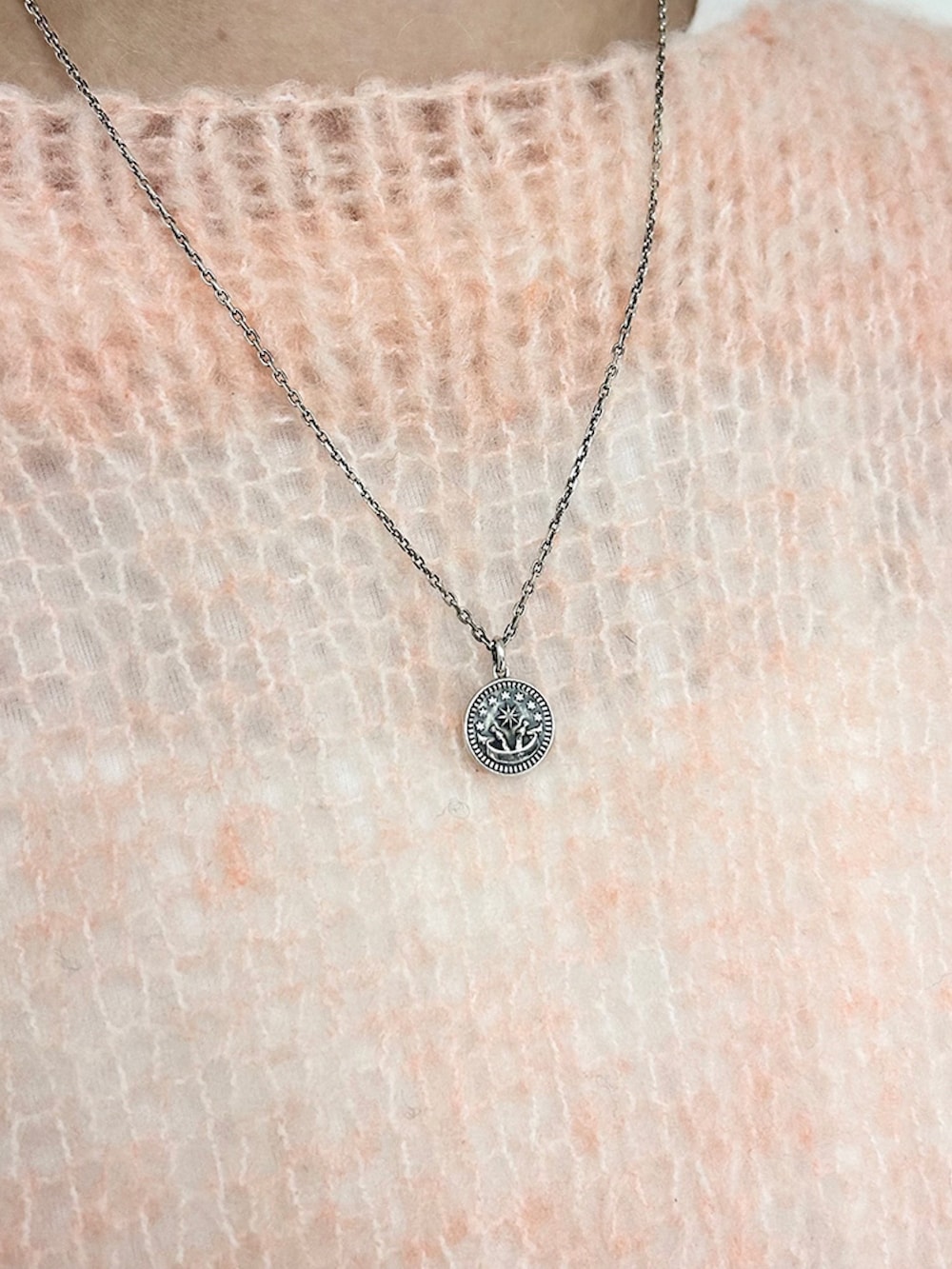 ピンク系のニット/セーター、ホワイト系のTシャツ/カットソー、その他のネックレスを着用したレディースの冬コーディネートの2枚目の写真