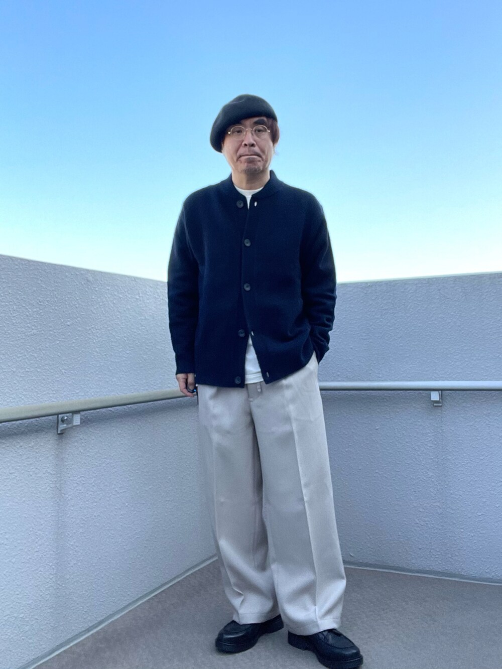 「スフレヤーンニット、バギーパンツ、Uチップシューズ、カーディガン」｜「UNIQLOのアイテム（カーディガン/ボレロ、ブルー系）」を使った、Taka＠TeamSixtiesさん（メンズ・169cm）の冬コーディネートの2枚目の写真