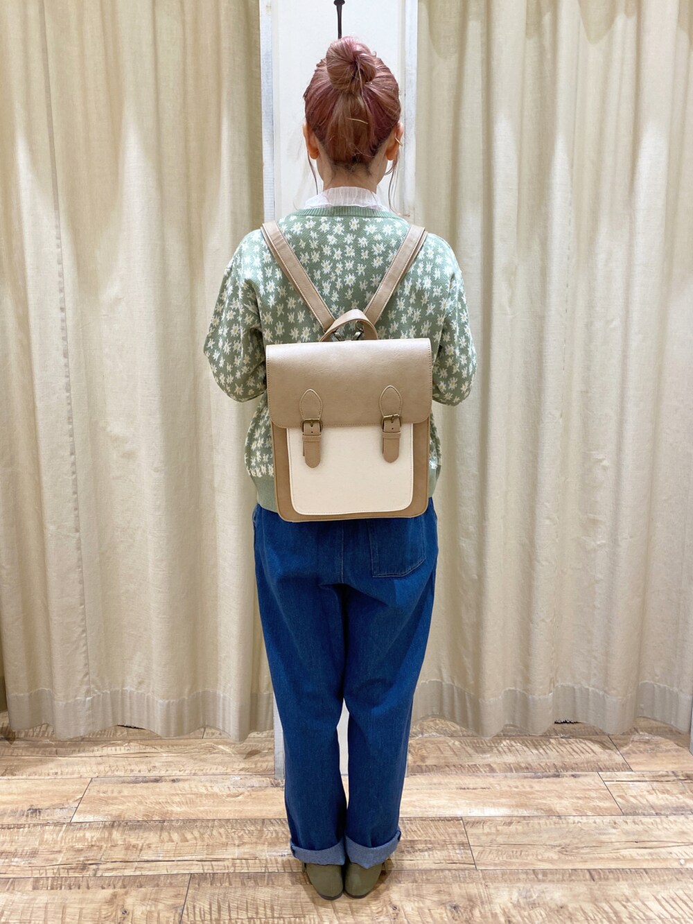 ブルー系のその他パンツ、グリーン系のドレスシューズ、ベージュ系のショルダーバッグを着用したレディースの冬コーディネートの2枚目の写真