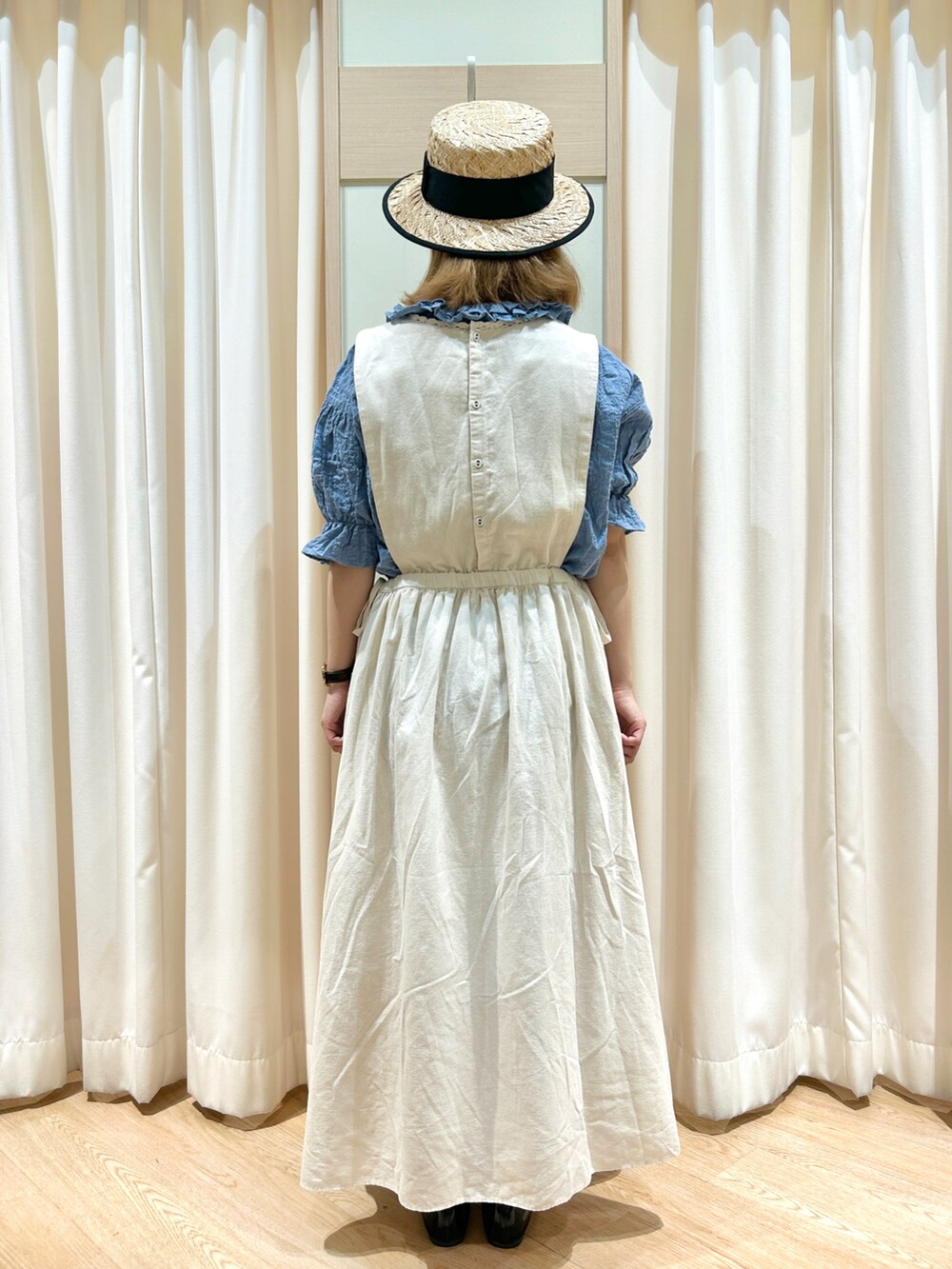 ホワイト系のワンピース、ブルー系のシャツ/ブラウス、ベージュ系のハンドバッグを着用したレディースの夏コーディネートの2枚目の写真