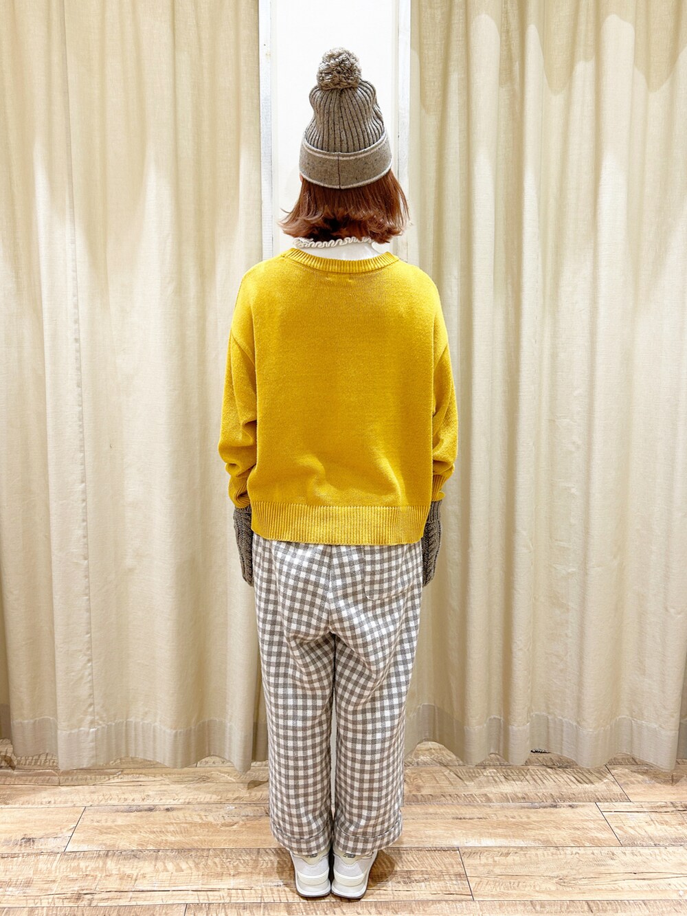 ホワイト系のニット/セーター、イエロー系のニット/セーター、ホワイト系のその他パンツを着用したレディースの冬コーディネートの2枚目の写真