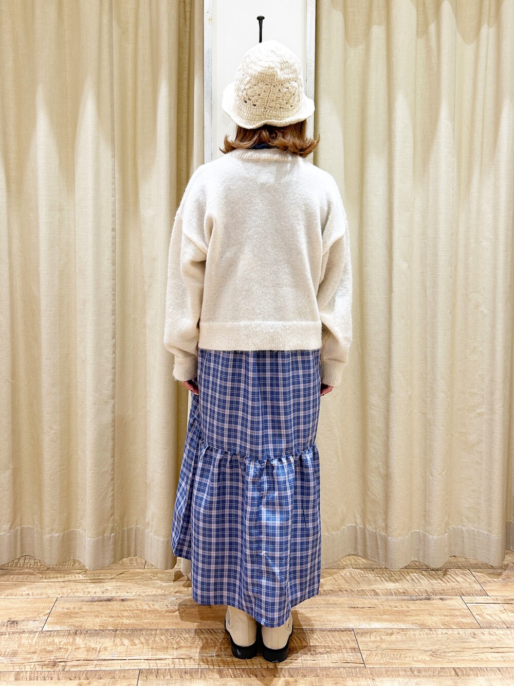 ホワイト系のニット/セーター、ブルー系のTシャツ/カットソー、ブルー系のワンピース/ドレスを着用したレディースの冬コーディネートの2枚目の写真