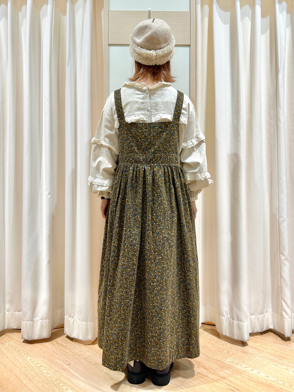 ブラウン系のブーツ、ホワイト系のシャツ/ブラウス、イエロー系のワンピース/ドレスを着用したレディースの秋コーディネートの2枚目の写真