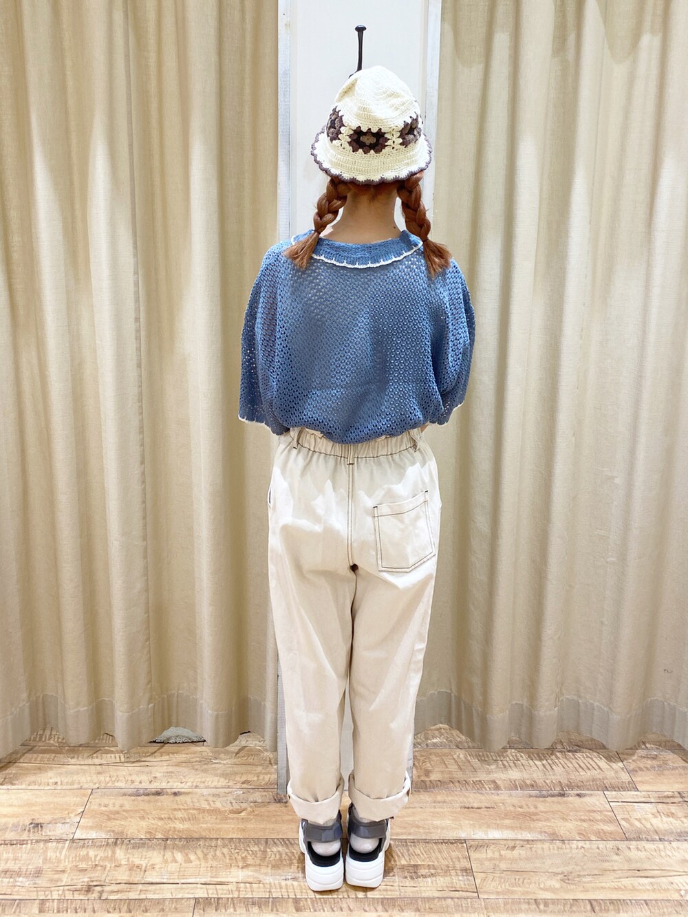 ブルー系のカーディガン/ボレロ、ホワイト系のその他パンツ、グレー系のサンダルを着用したレディースの春コーディネートの2枚目の写真