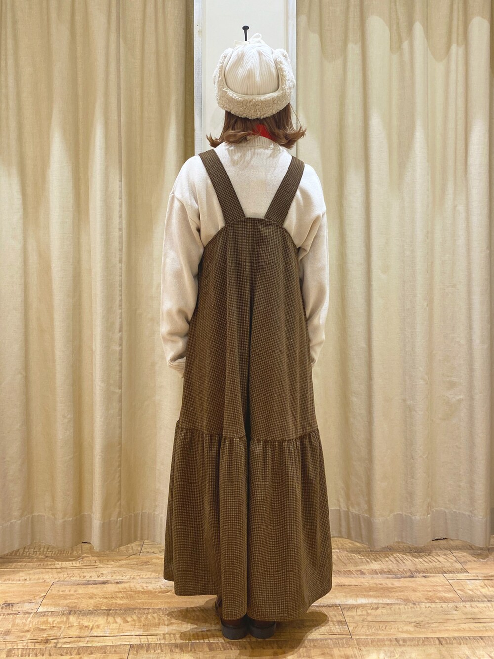 ホワイト系のカーディガン/ボレロ、レッド系のTシャツ/カットソー、ブラウン系のワンピースを着用したレディースの秋コーディネートの2枚目の写真