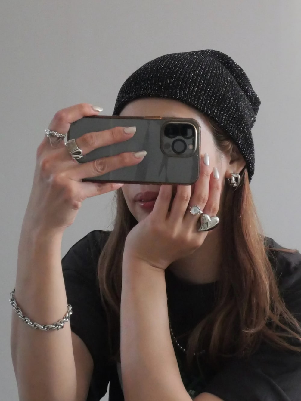 ブラック系のスラックス、グレー系のTシャツ/カットソー、ホワイト系のトートバッグを着用したレディースの夏コーディネートの2枚目の写真