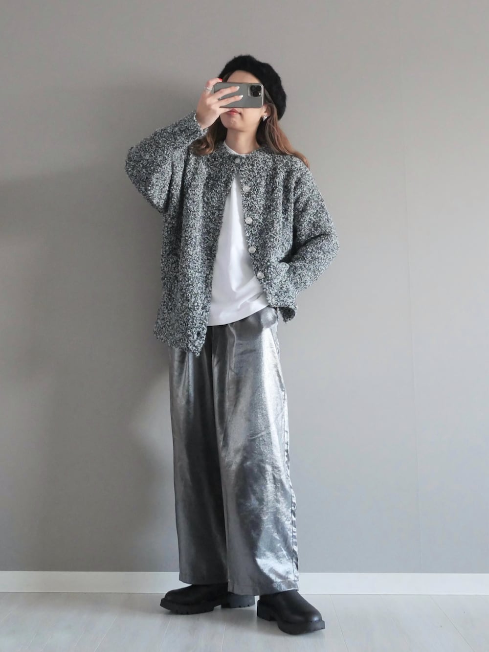 ブラック系のブルゾン、グレー系のカーディガン/ボレロ、ブラック系のその他パンツを着用したレディースの冬コーディネートの3枚目の写真