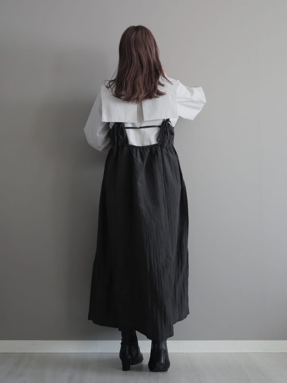 グレー系のシャツ/ブラウス、ブラック系のトートバッグ、ブラック系のブーツを着用したレディースの春コーディネートの5枚目の写真