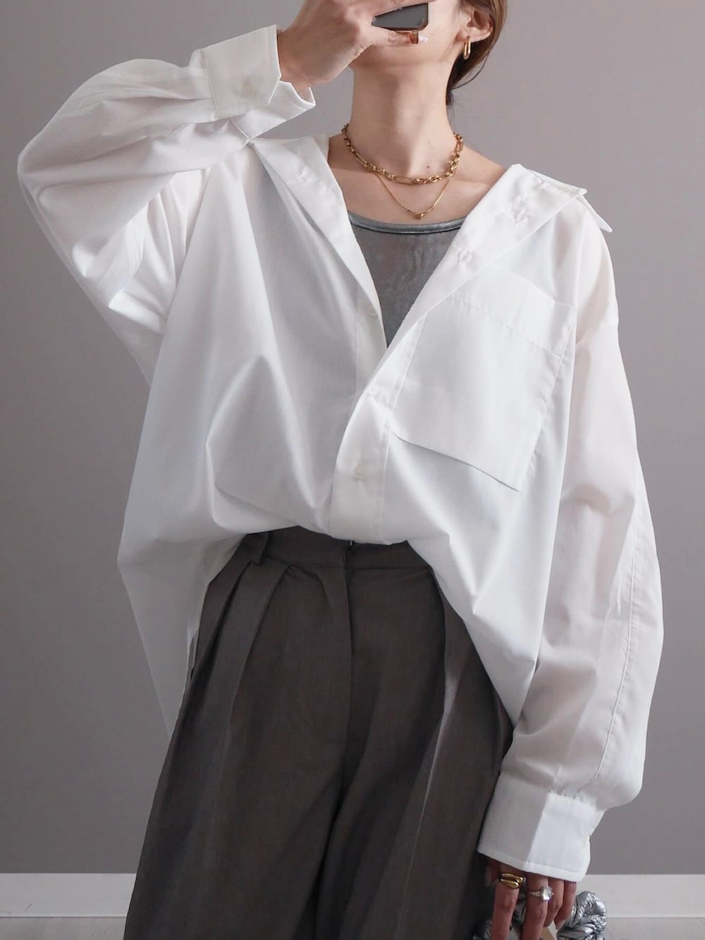 ホワイト系のシャツ/ブラウス、グレー系のその他パンツ、シルバー系のタンクトップを着用したレディースの春コーディネートの2枚目の写真