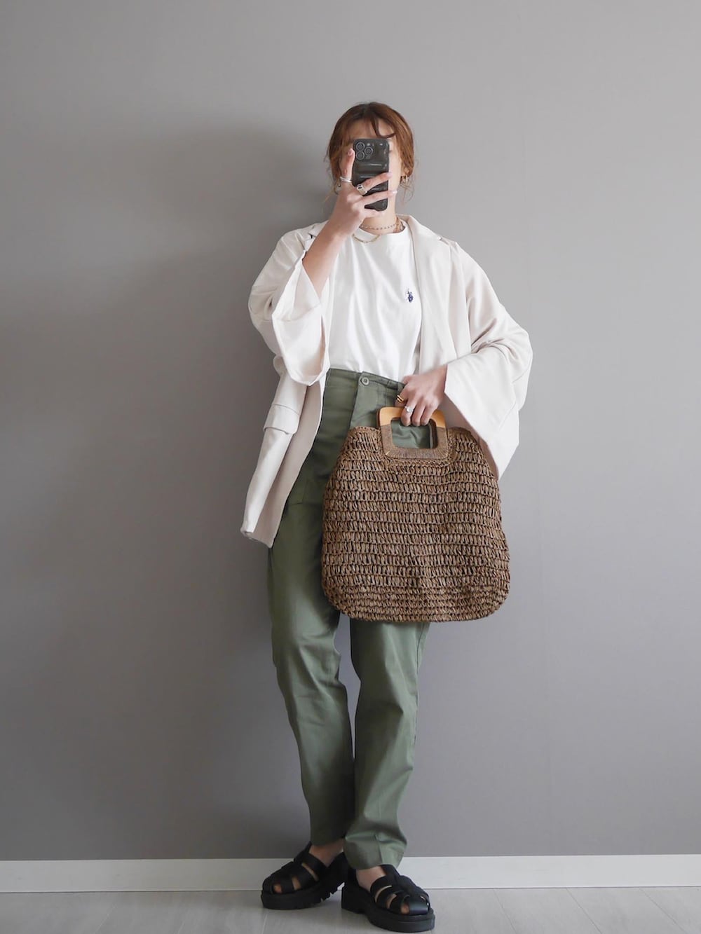 ブラウン系のかごバッグ、ホワイト系のTシャツ/カットソー、ホワイト系のテーラードジャケットを着用したレディースの春コーディネートの2枚目の写真