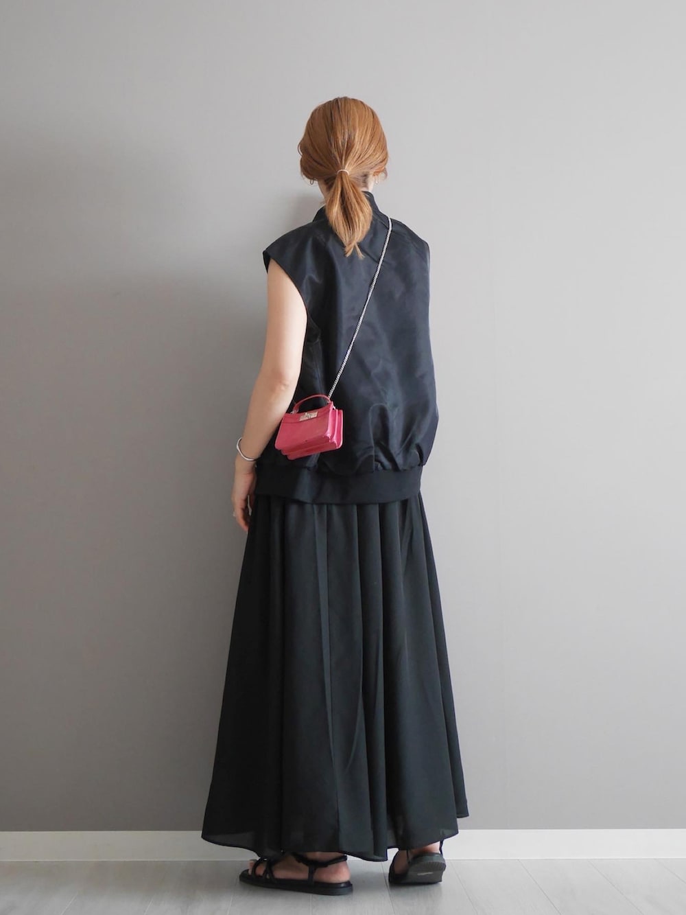 ブラック系のジャケット/アウター、ホワイト系のタンクトップ、ブラック系のスカートを着用したレディースの夏コーディネートの2枚目の写真